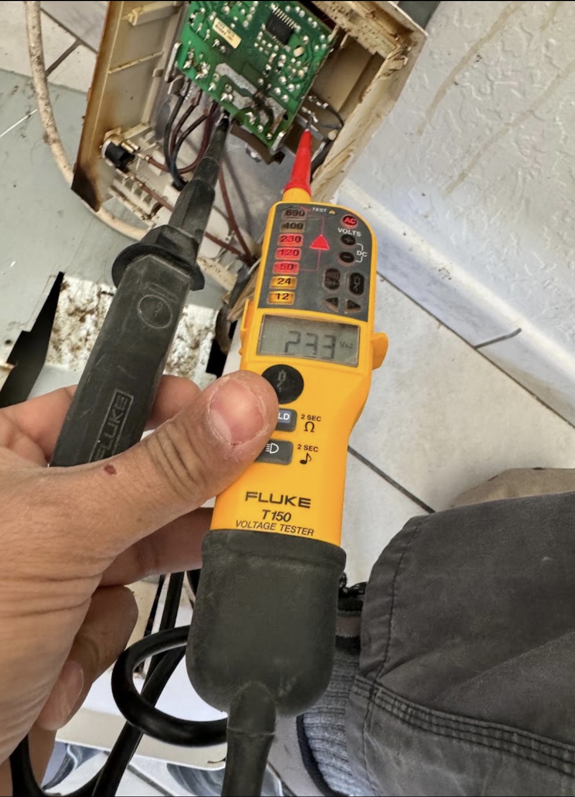 Contrôle de tension au testeur Fluke lors d'un dépannage électrique